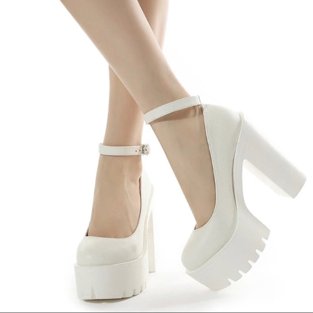 BRAND NEW NEVER WORN White Chunky Heel Platform Pumps (DOLLSKILL VIBES)